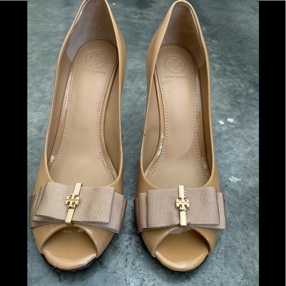Tory Burch Nude Patent Leather Bow Peep Toe Wedge Pumps Size 38